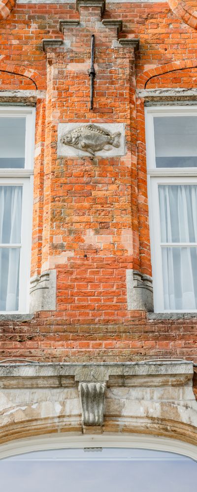 De gevel van Den Gouden Karpel in Brugge